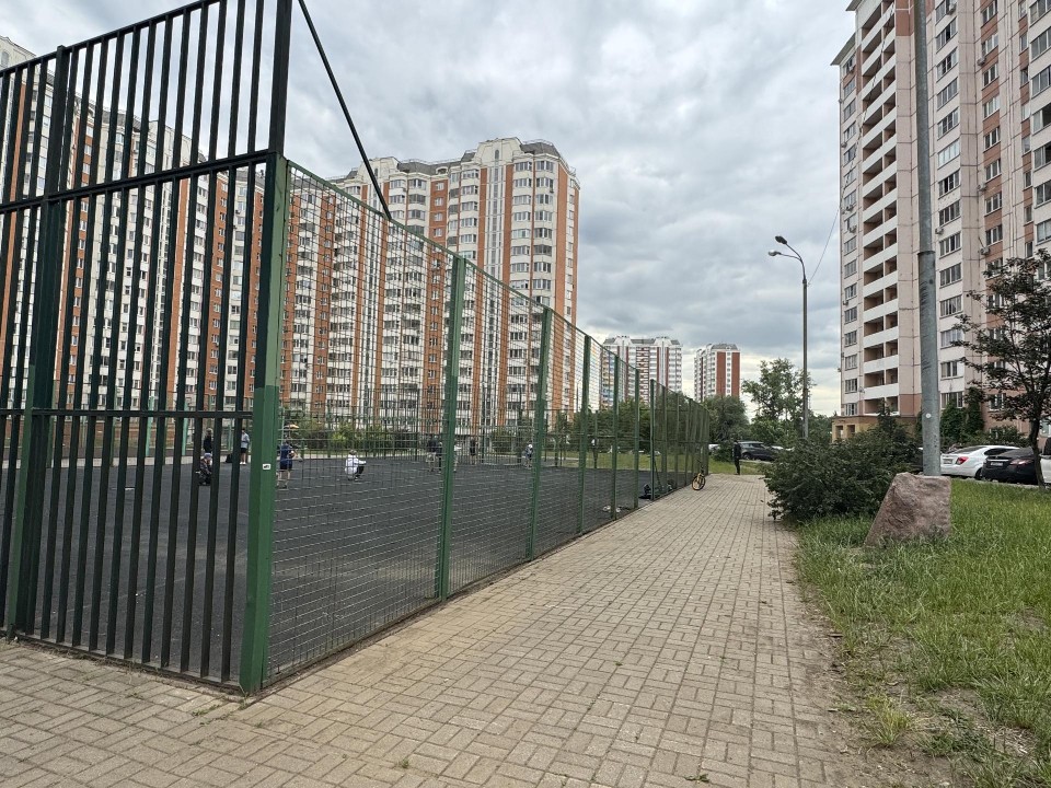 Шестиугольное футбольное поле в Балашихе временно стало квадратным