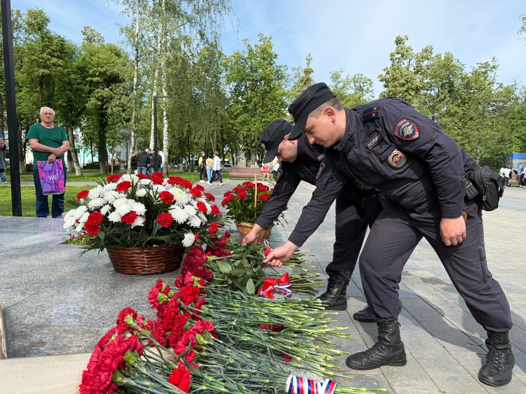 Сотрудники полиции Ступина возложили цветы к Вечному огню в сквере Полякова