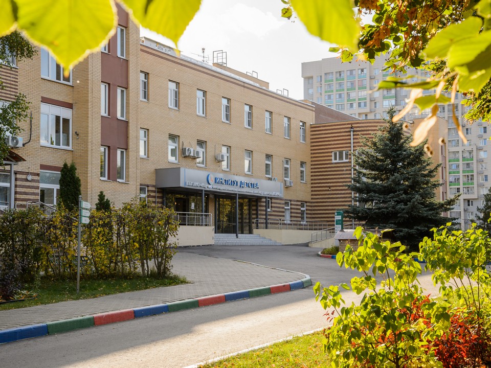 На территории НИКИ детства в Мытищах обустроили парковку и проложили дорожки