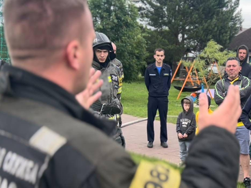 Спасатели научили жителей ТСН «Земляничное» пользоваться огнетушителями и датчиками