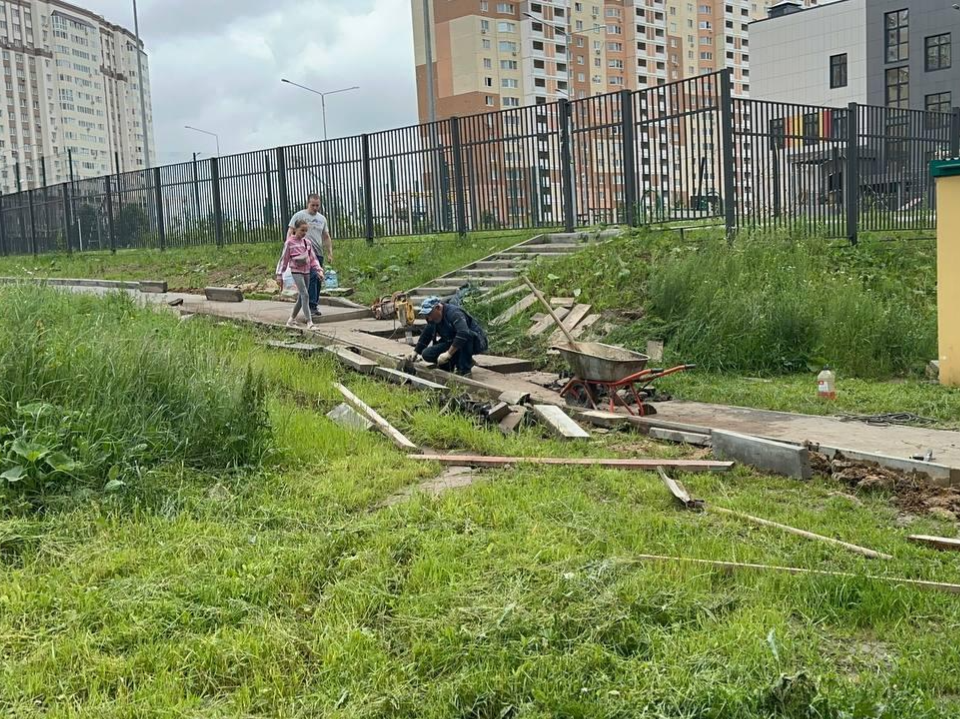 В микрорайоне «Южный» отремонтируют тротуар между детским садом и школой