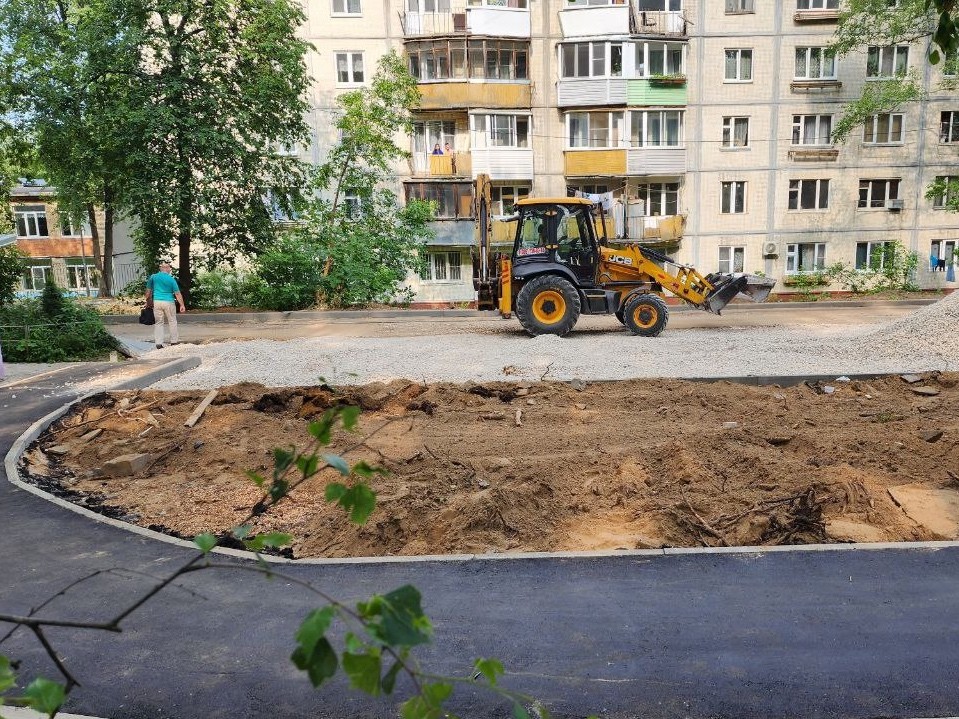 Во дворе на улице Менделеева обустраивают тротуары и парковки