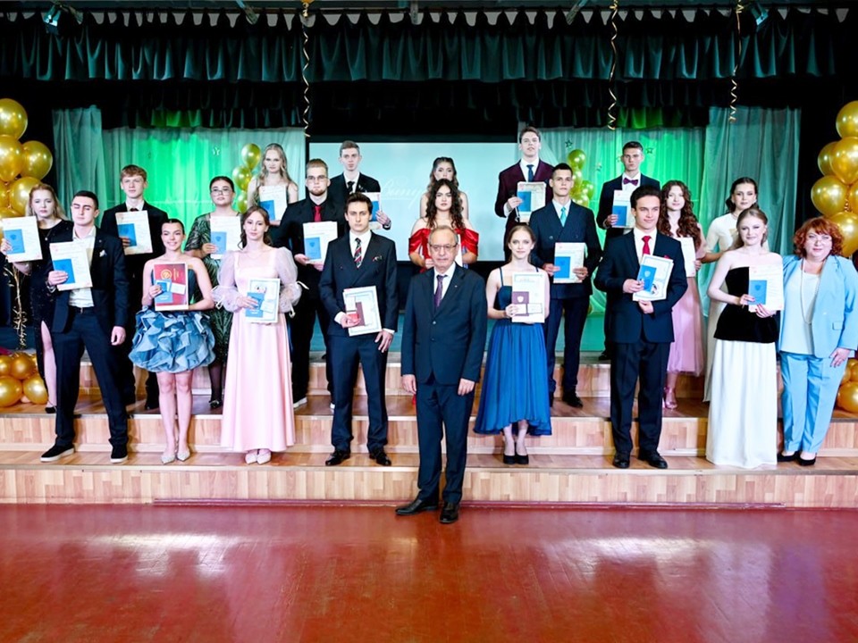 Торжественный выпускной в Губернском колледже: 20 выпускников получили аттестаты