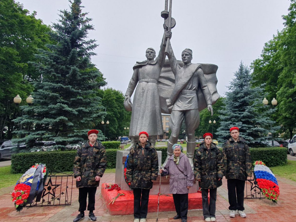 В поселке Дубровицы почтили память павших в годы ВОВ сельчан