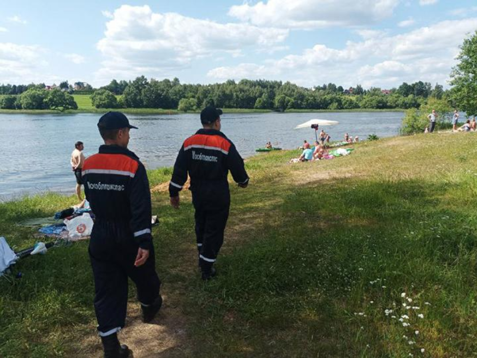 Подмосковные спасатели рассказали, какие опасности грозят детям на водоемах