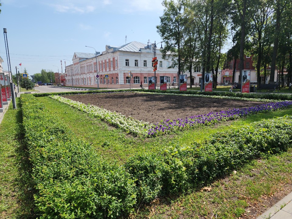 Петунии и агератумы украсят Соборную площадь Егорьевска