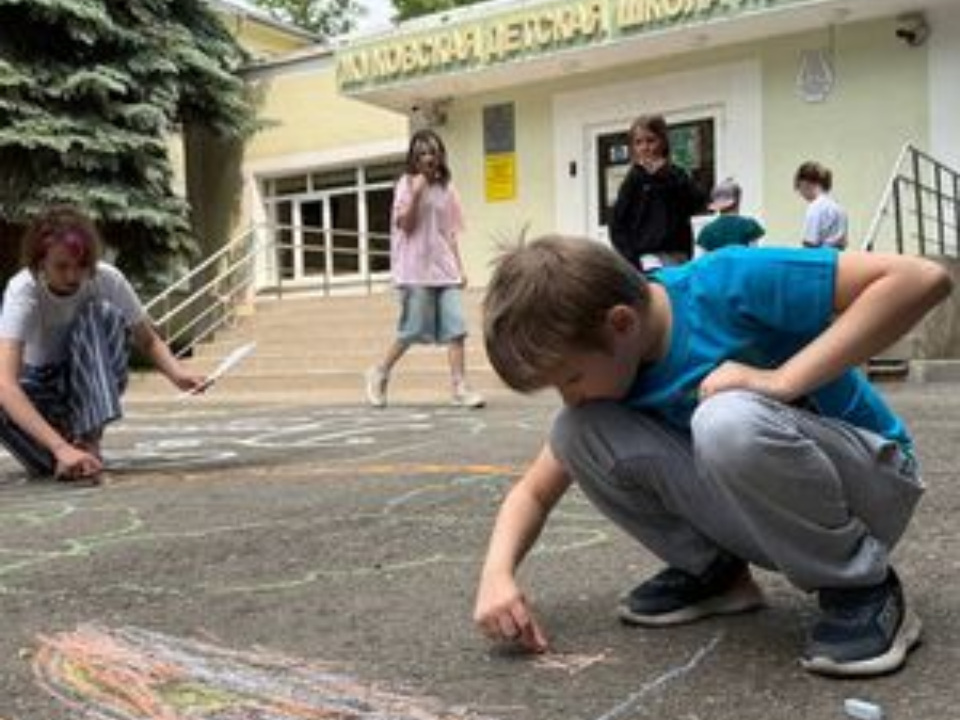Маленькие художники погрузились в «золотой век» русской поэзии через рисунки на асфальте