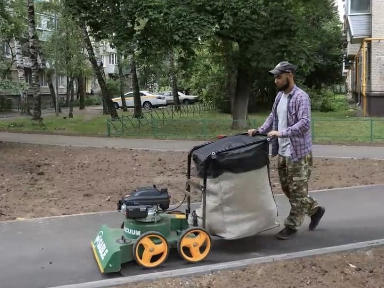 Тротуары Дзержинского, Томилина и Островцов стали убирать новыми пылесосами