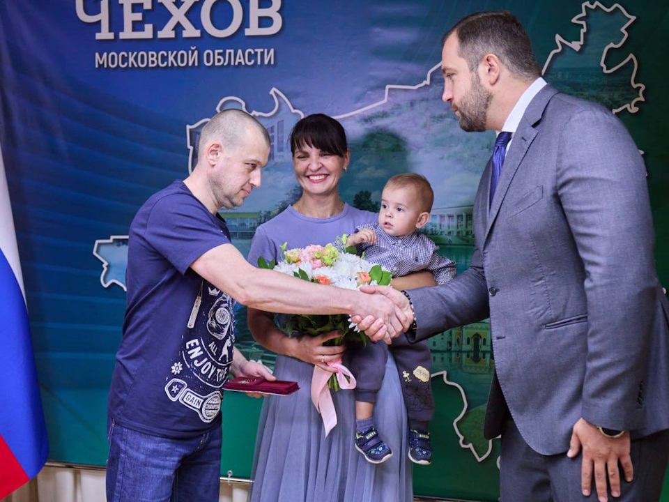Участнику боевых действий из Чехова вручили медаль «За храбрость»