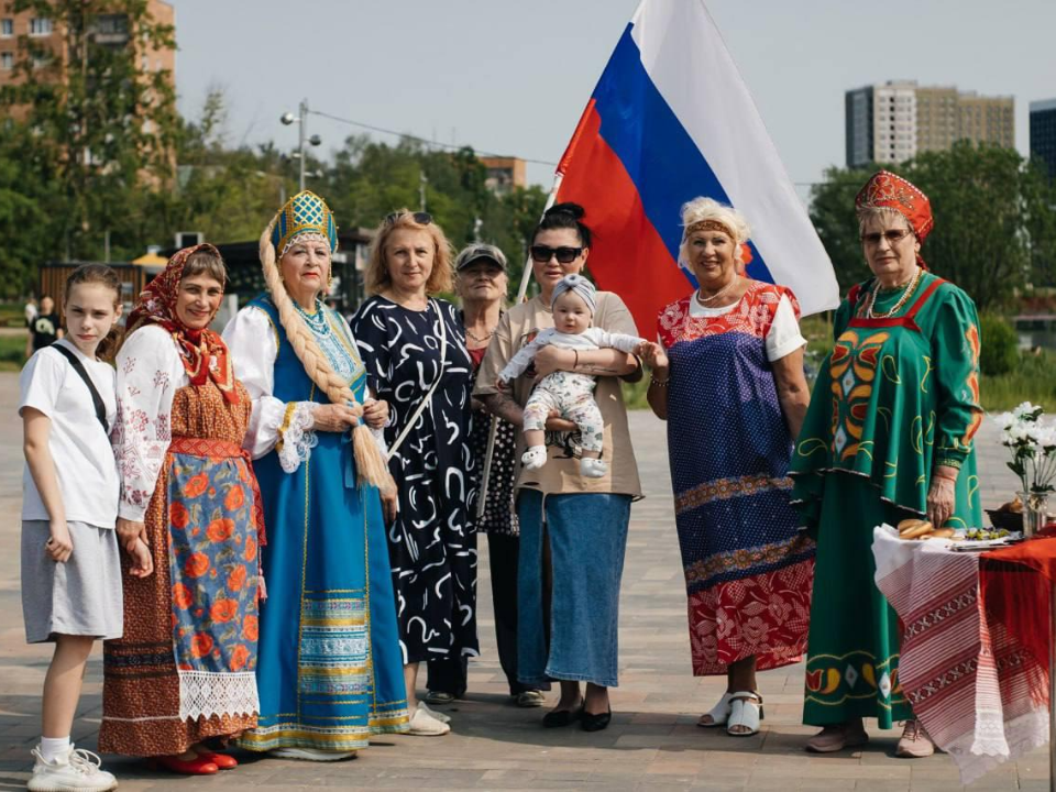 Участники проекта «Активное долголетие» отпраздновали День России на набережной Пушкино