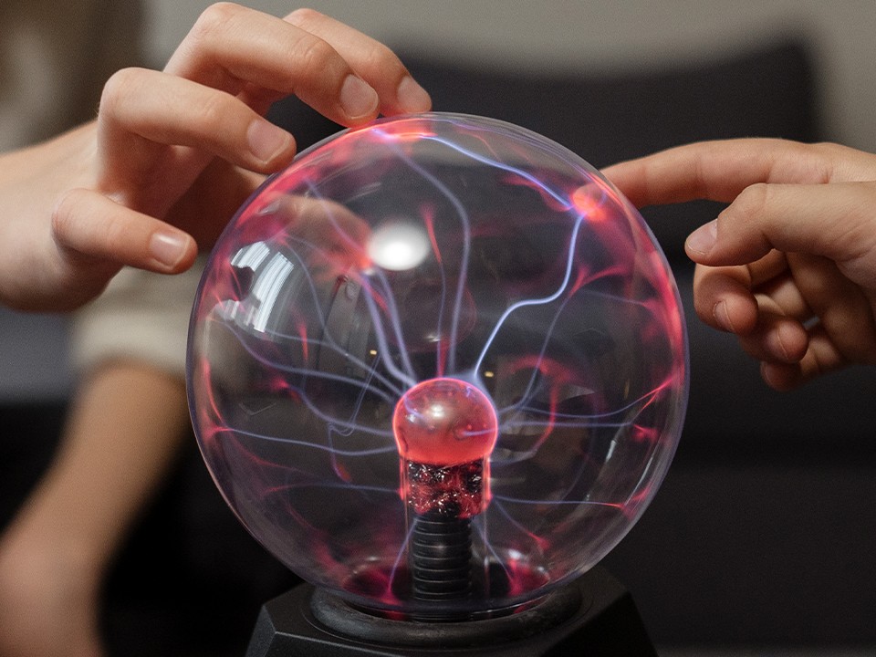 Дети бойцов из Долгопрудного своими руками создали молнию в музее наук