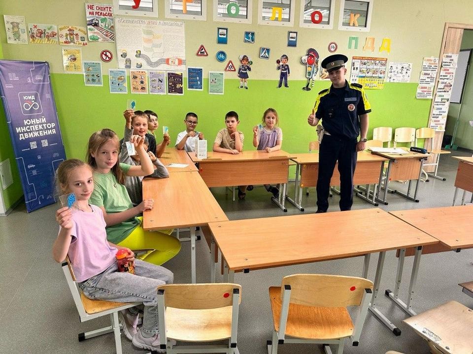 Госавтоинспекторы Мытищ провели день в летних лагерях и побеседовали с детьми