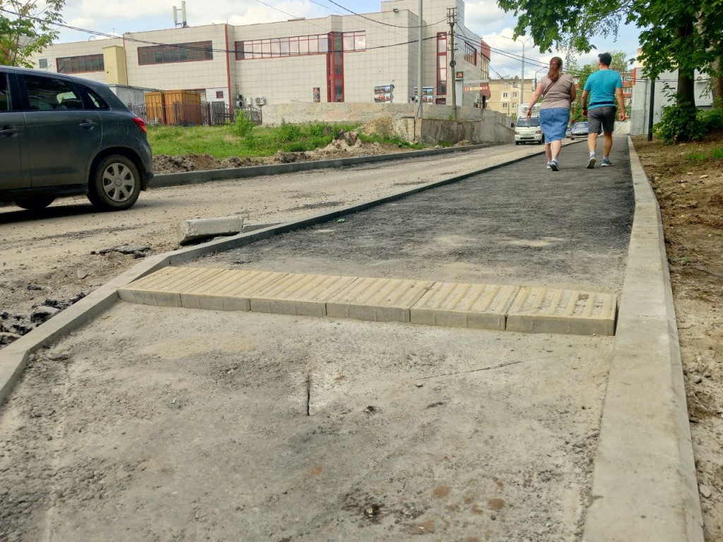 Во 2-м микрорайоне обустроили новый тротуар
