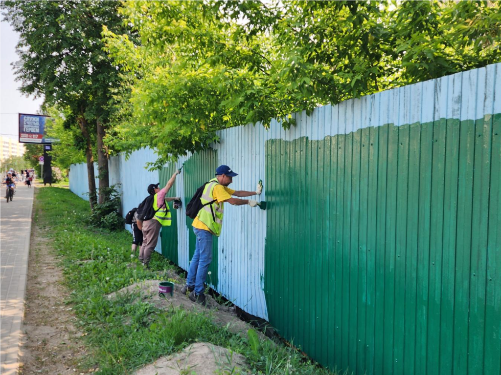 В Истре начали красить самый длинный в городе забор