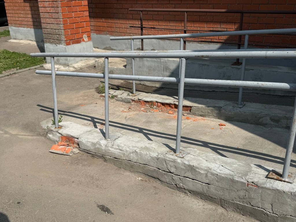 На улице Ленина за две недели отремонтируют входную группу подъезда
