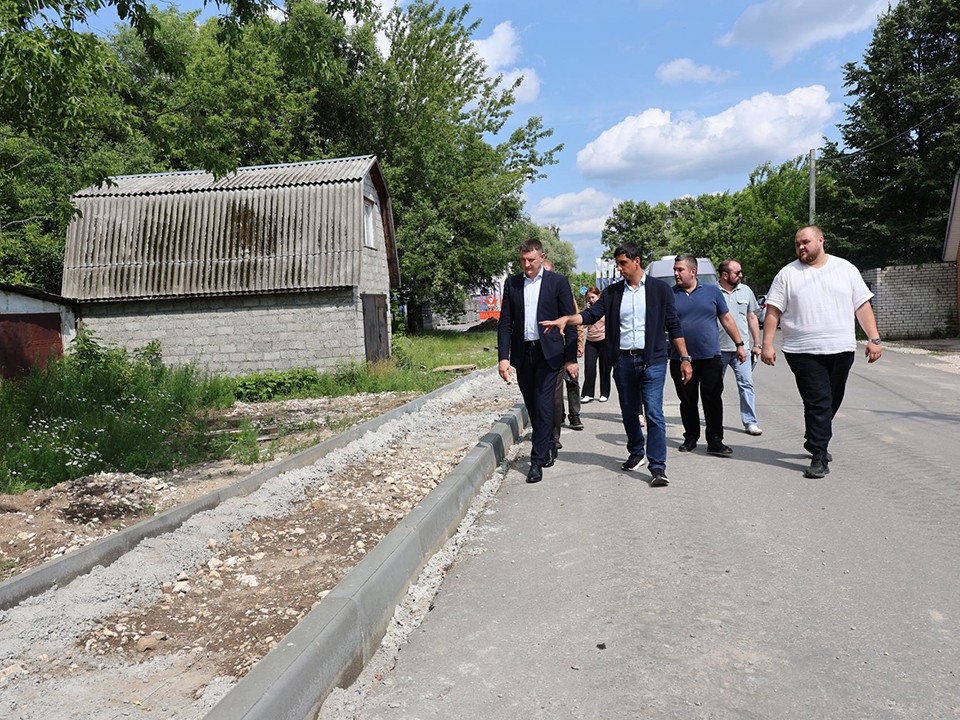 Глава округа проинспектировал ход работ по ремонту дорог в Павловском Посаде