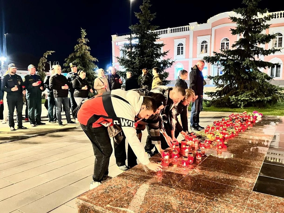 Студенты из Бронниц зажгли свечи в память о героях войны