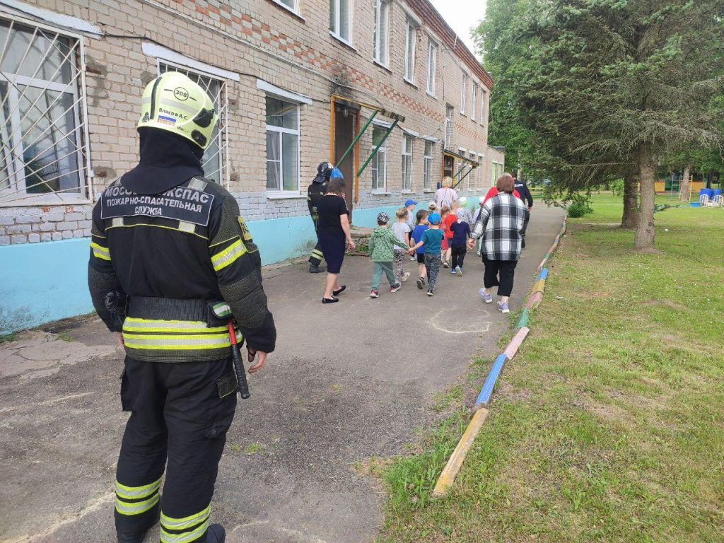 В Волоколамске отрабатывали пожарную эвакуацию в ТРЦ, школах и больницах