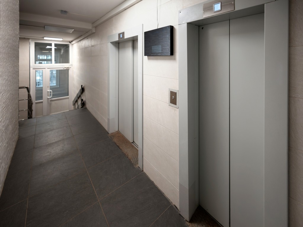 В подъезде на улице Михаила Кутузова навели порядок после погрома дебоширов