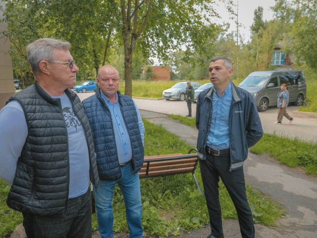 Депутаты проверили капремонт фасадов и кровель в Мишутине и Марьине