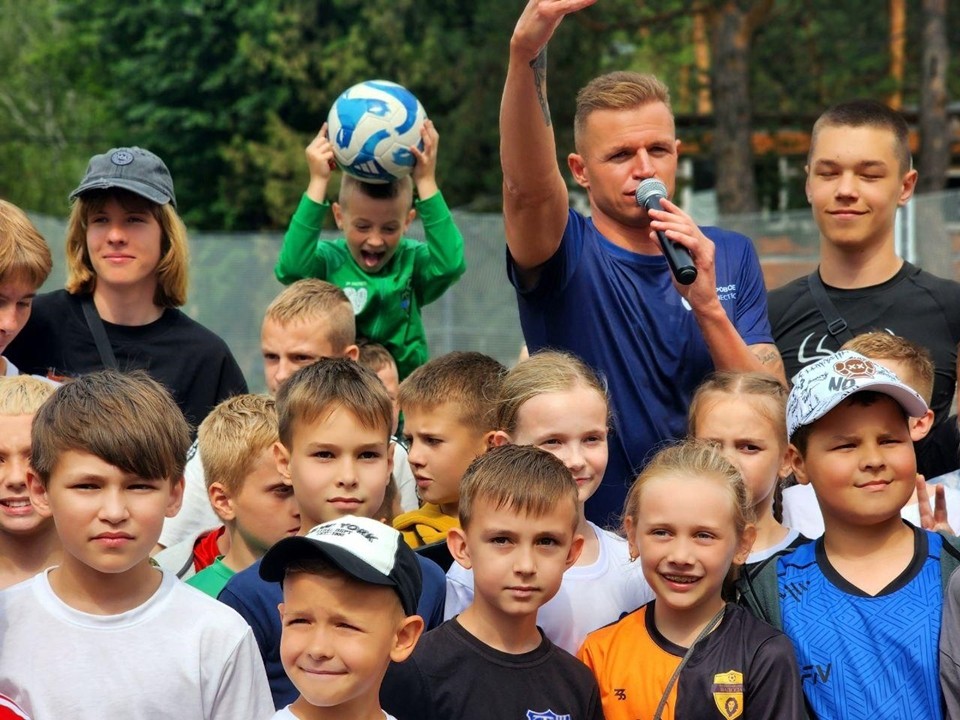 Звезды спорта встретились с молодыми талантами на футбольном празднике в «Лесной опушке»