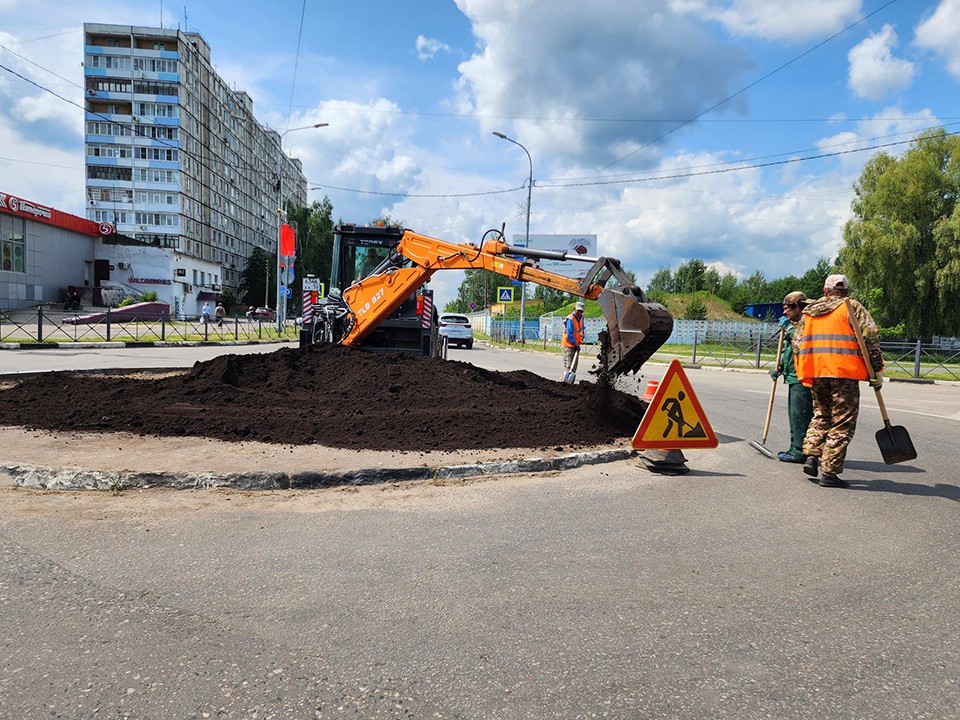 На улице Спортивная в Шатуре делают клумбу