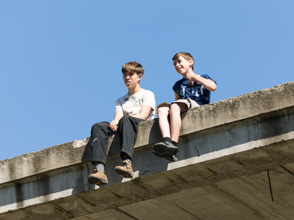 В Дмитрове подростки устроили опасные игры на крыше девятиэтажки