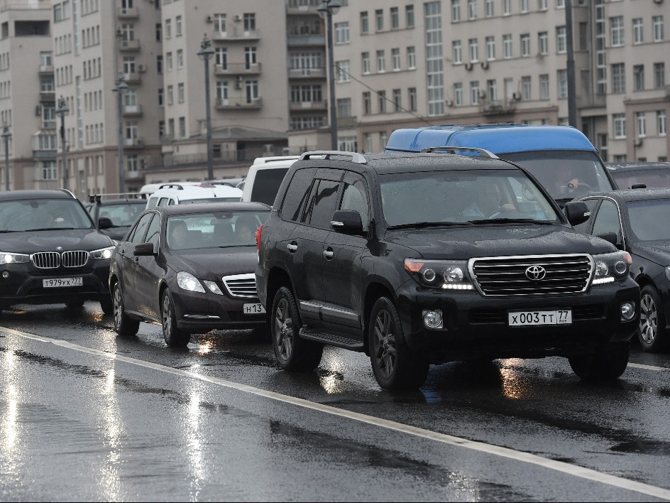 Вечером 19 июня 12 трасс Подмосковья загружены на шесть баллов
