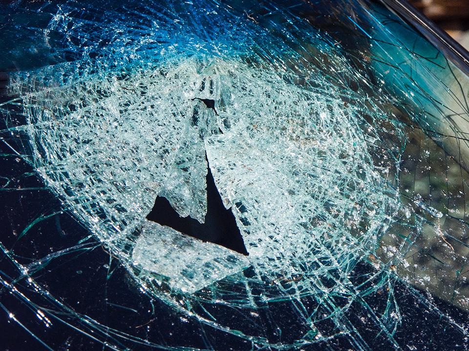 Опасные шалости: дети в Дрожжине повредили чужое авто