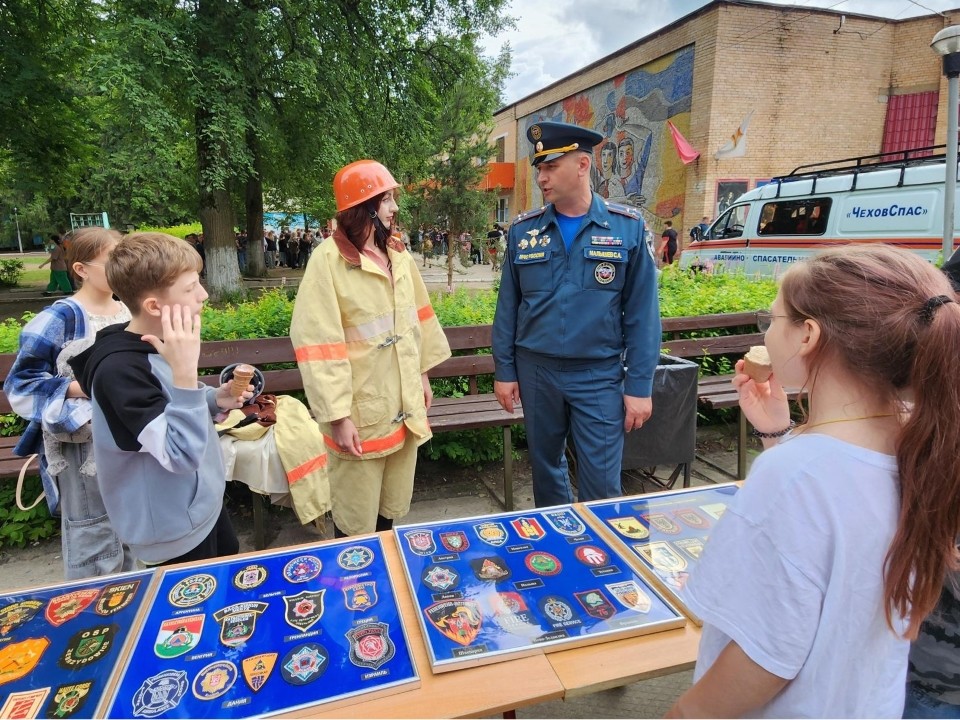 Дети в лагере «Звездочка» под Чеховом примерили форму спасателей