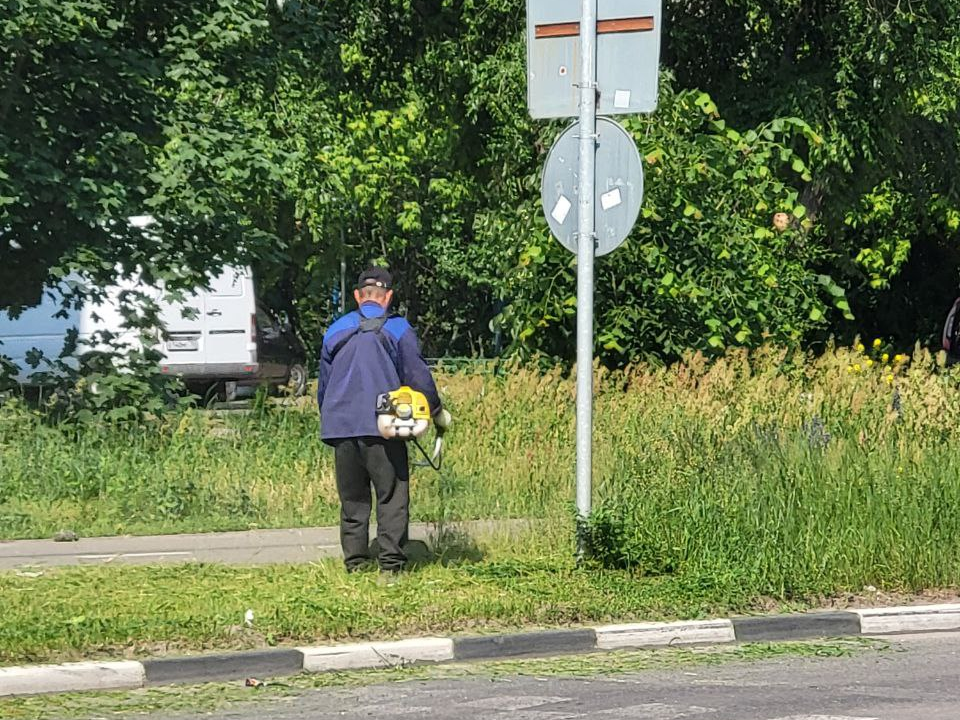 Коммунальные службы Жуковского косят сорную траву на городских улицах