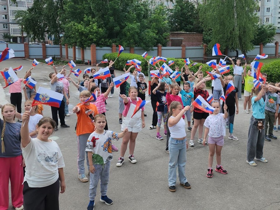 Школьники Серпухова отметили День России спортивным патриотическим танцем