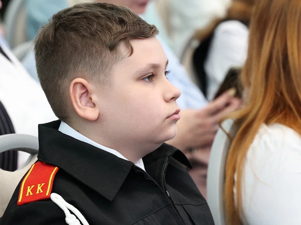 Губернатор Подмосковья Андрей Воробьев вручил паспорт кадету из Клина, отец которого находится на СВО