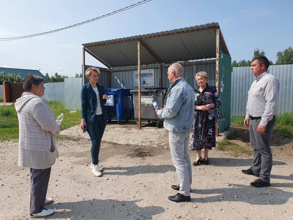 В поселке Тополиный контейнерную площадку очистили от навалов мусора