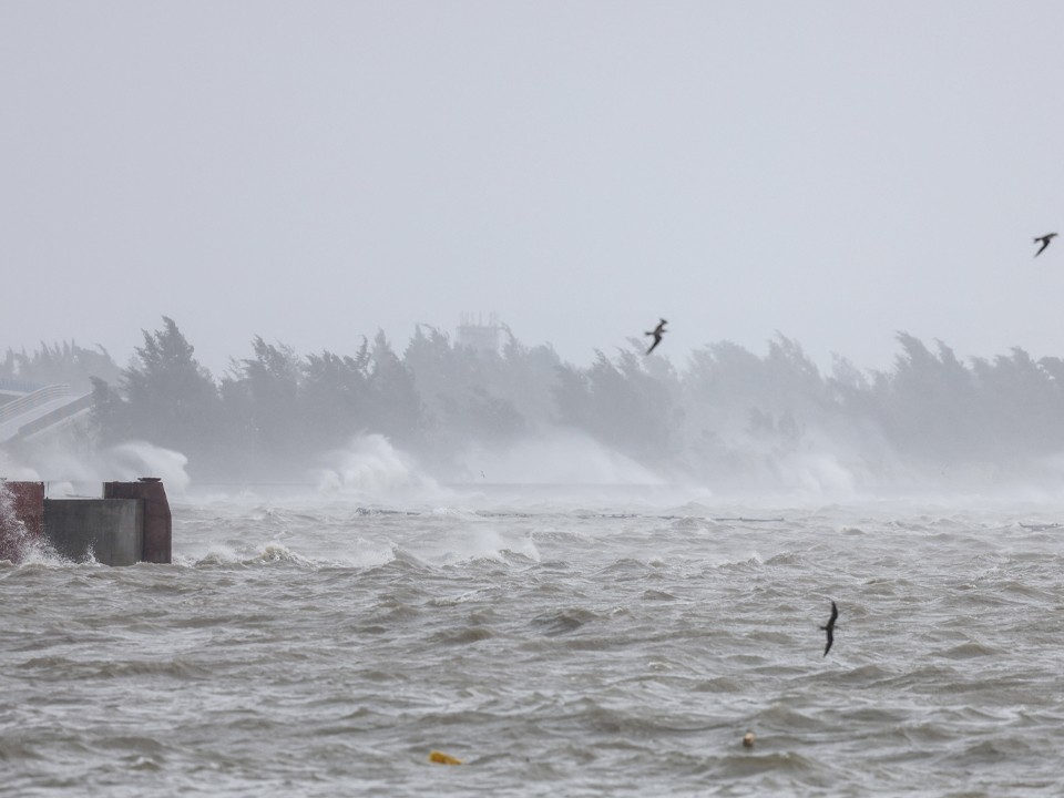 Туристы «застряли» на китайском острове Хайнань из-за сильного тайфуна