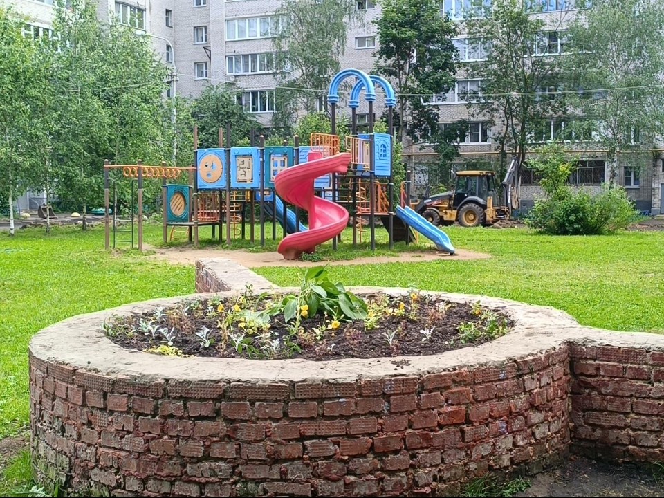 Во дворе на улице Крупской в Лобне расширяют тротуар и парковку