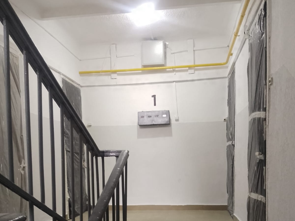 Новые окна установили в подъезде жилого дома в Калининце