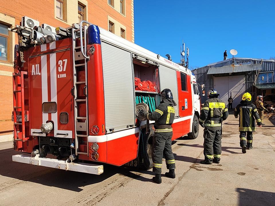 В Щелкове потушили крупный пожар в нежилом здании
