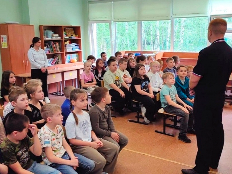 Полицейский Королева напомнил воспитанникам лагеря о правилах дорожного движения