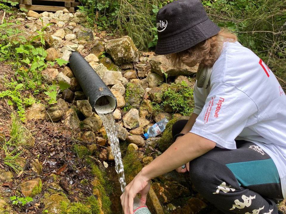 Школьники привели в порядок святой источник в Ревякине