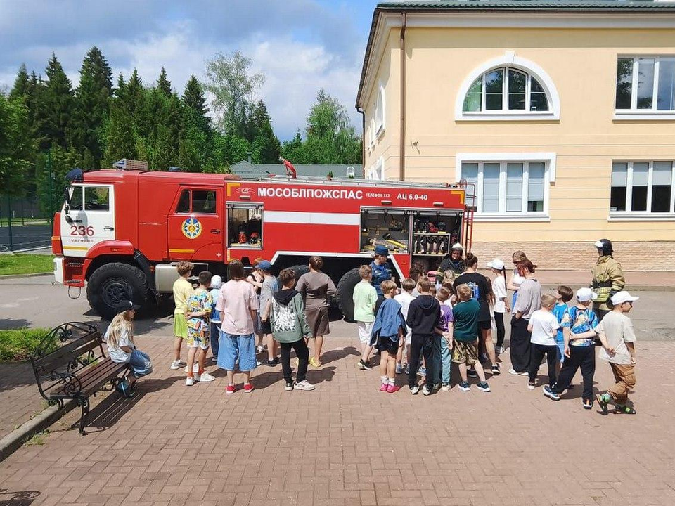 Школьники Подольнихи примерили экипировку спасателей и закрепили правила пожарной безопасности