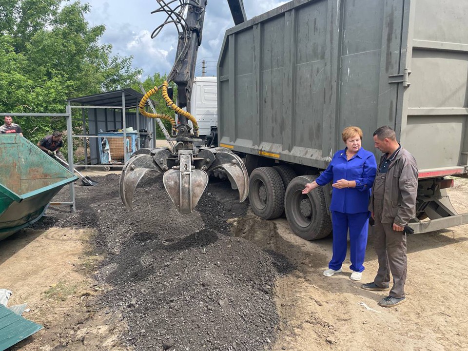 После жалоб жителей в дер. Михалево заасфальтировали контейнерную площадку