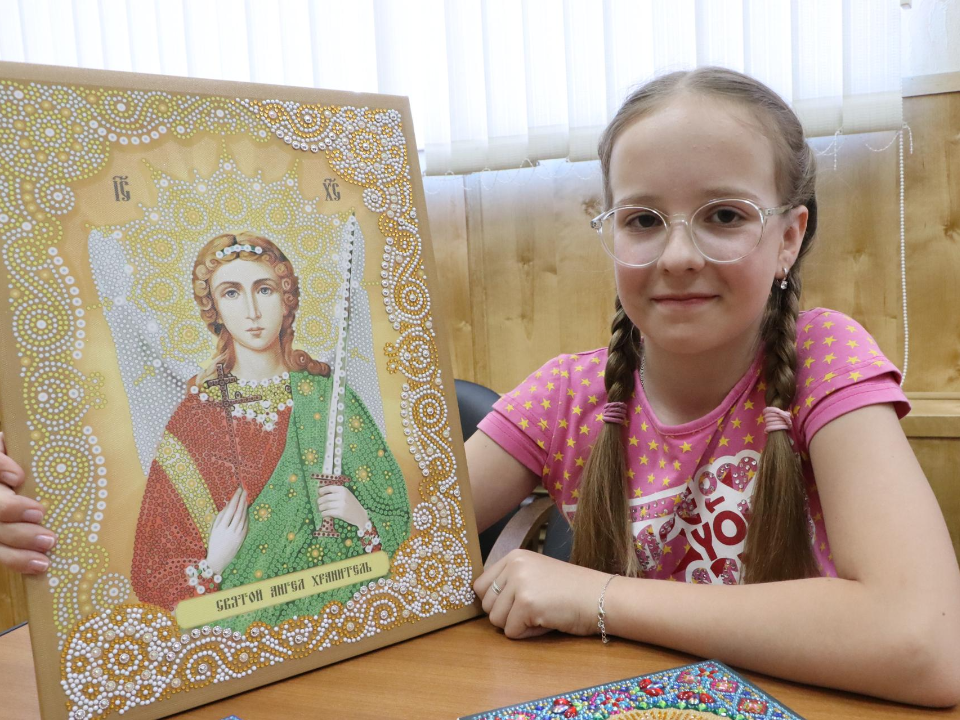 Девочка из Серебряных Прудов дарит алмазные иконы бойцам СВО