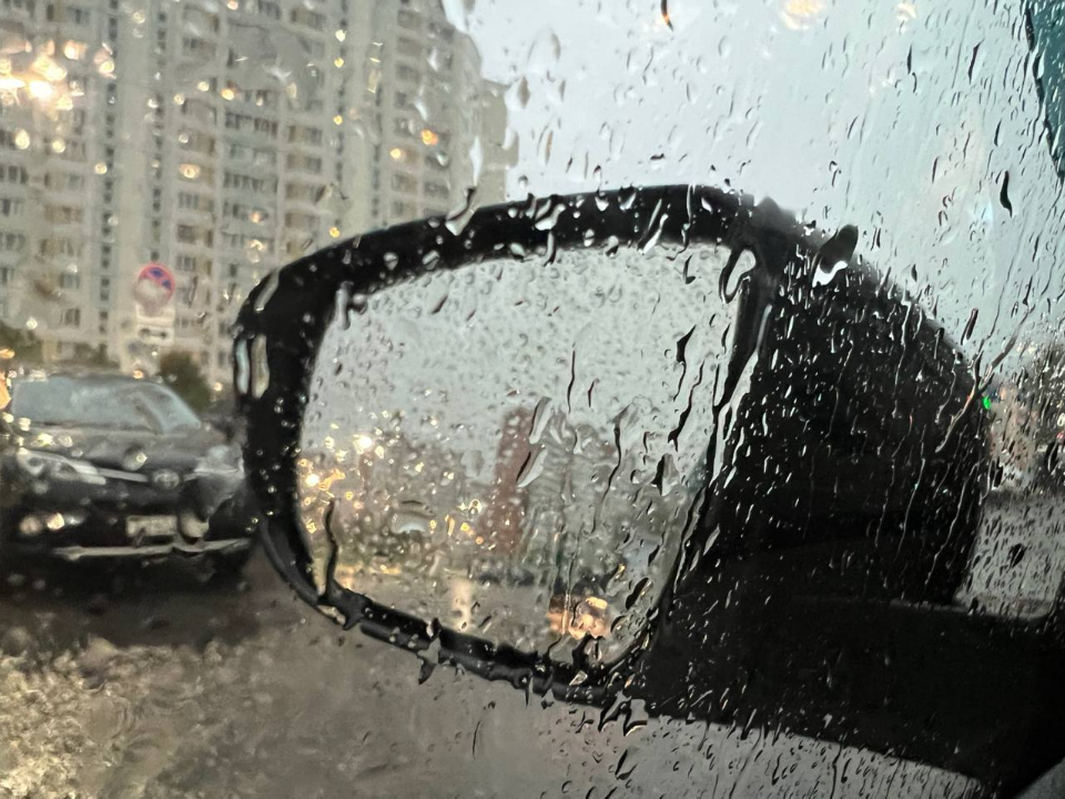 Экстремальная погода пришла в Красногорск: ливни, град и ураганный ветер