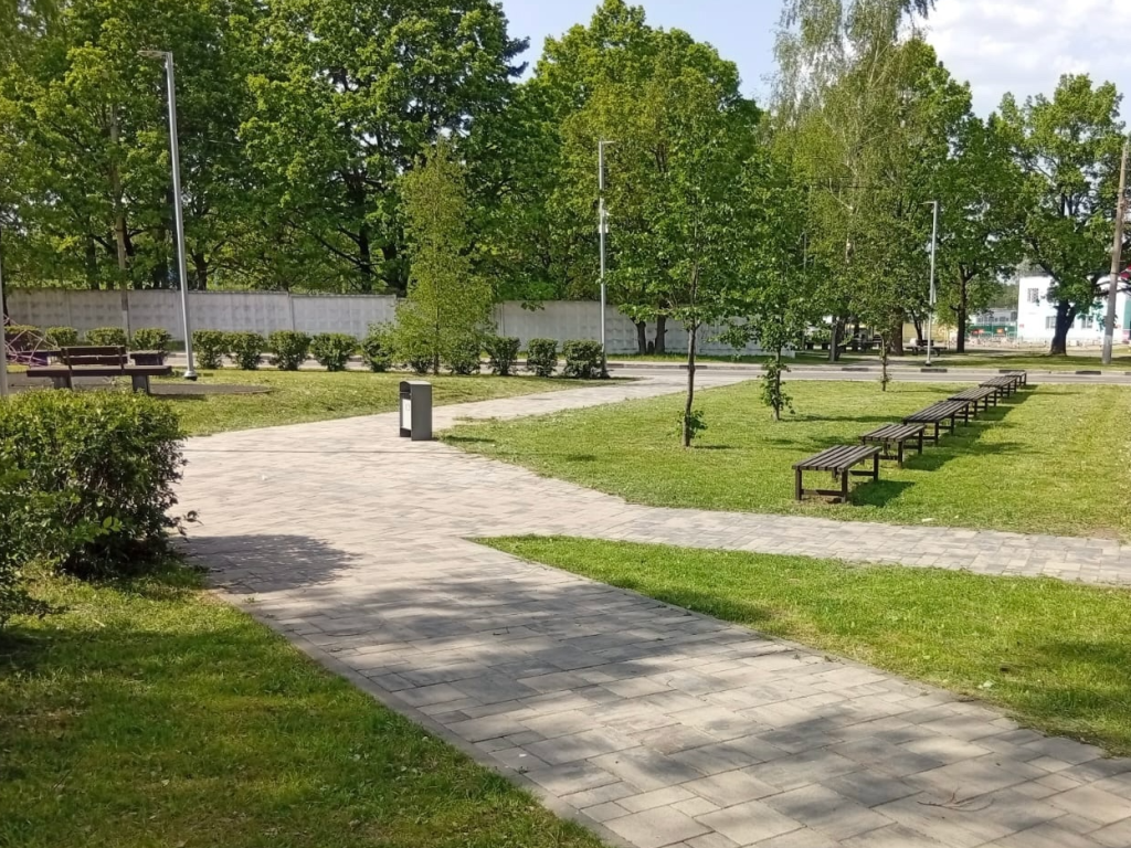 В Калининце начались работы по покосу газонов и сорняков