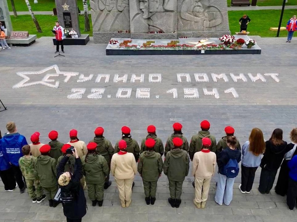 «Ступино помнит»: сотни свечей зажглись в сквере Полякова в канун Дня памяти и скорби