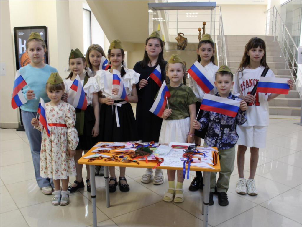 Дети сотрудников МФЦ Люберец передали подарки участникам СВО