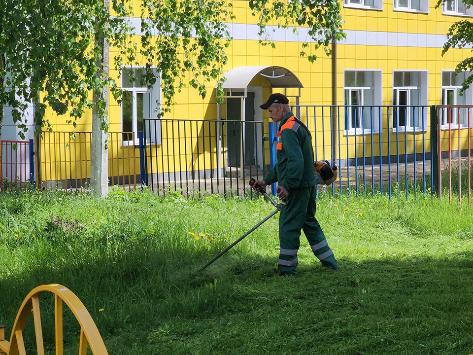 В Пустоши скосили траву на детских площадках