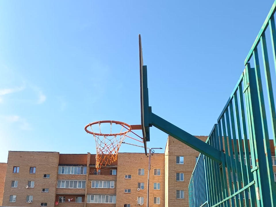 На спортплощадке Первомайской улицы починили опасный баскетбольный щит