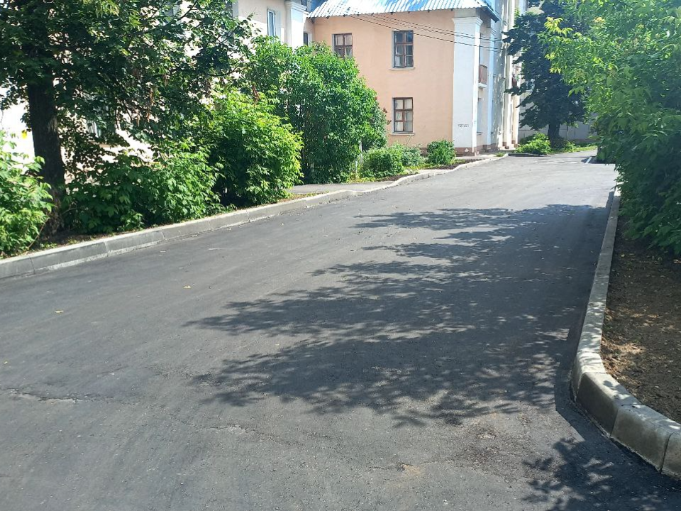 В электростальских дворах уложили новый асфальт и обустроили парковки